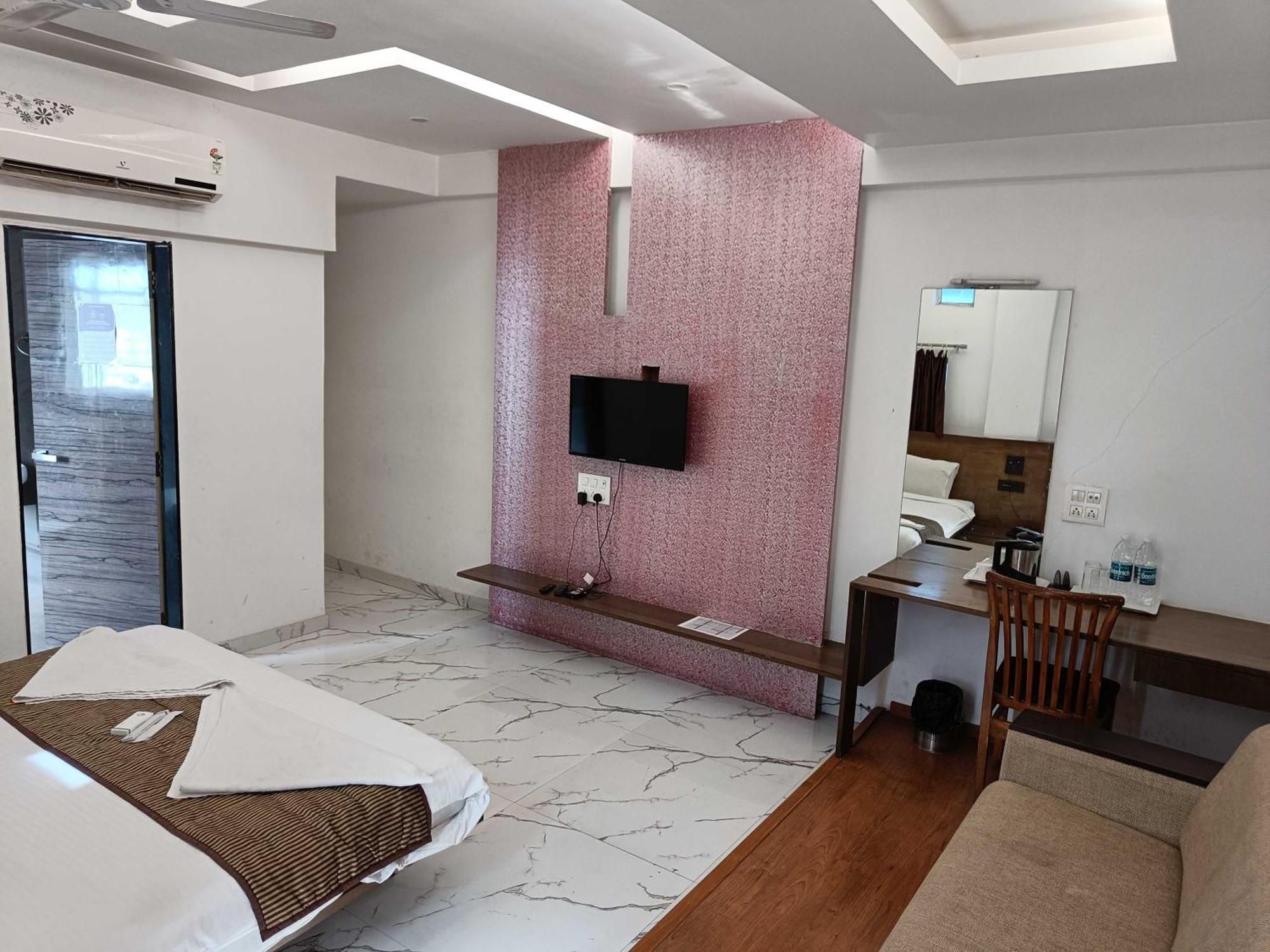 Spot On Harihar Lodging And Yatri Niwas Hotel Kolhapur Exterior photo